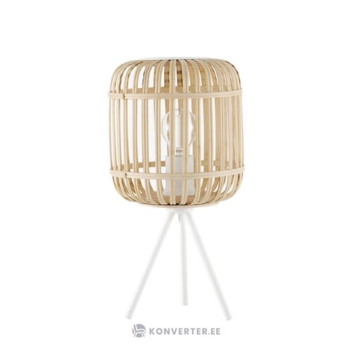 Lote 32 - Candeeiro de mesa Adam de bambu apresenta um elegante design em tripé, trazendo uma atmosfera serena e inspirada na natureza para o seu espaço. Com dimensões de 21 cm de diâmetro, 195 cm de comprimento e 42 cm de altura, é confecionada com bambu