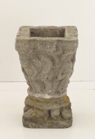 Lote 1 - VASOS DE PEDRA - Conjunto de 2 vasos de pedra, com base e decoração figurativa. Dim:45x35x35 cm. Nota: com sinais de uso e armazenamento