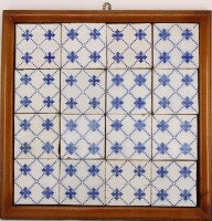 Lote 7 - PAINEL DE AZULEJOS - Painel de 16 azulejos, decoração geométrica a azul. Dim: mancha 54x54 cm. Dim: moldura 63x63 cm. Nota: sinais de uso