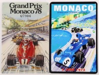 Lote 18 - GRAND PRIX MONACO, PLACAS PUBLICITÁRIAS ESTILO VINTAGE - Conjunto de 2 placas em metal, decoração policromada, "Grand Prix Monaco 78" e "Monaco 1973". Dim: 30x20 cm