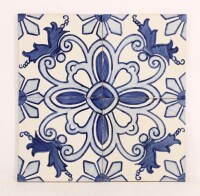 Lote 23 - AZULEJOS VIÚVA LAMEGO - 4 azulejos de padrão com decoração a azul. Dim: 14x14 cm