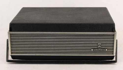 Lote 29 - GRUNDIG, LEITOR/GRAVADOR DE BOBINES - Modelo TK 141. Dim: 15x38x28 cm. Nota: sinais de uso, a funcionar