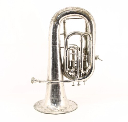 Lote 33 - TUBA - Instrumento musical de sopro em metal cromado. Dim: 55 cm. Nota: sinais de uso, amolgadelas e faltas