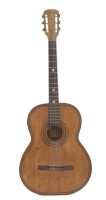 Lote 51 - GUITARRA CLÁSSICA - Em madeira com decoração de filetes embutidos. Dim: 96 cm. Nota: sinais de uso e fundo rachado. Interior com etiqueta da Custódio Cardoso Pereira & Cª