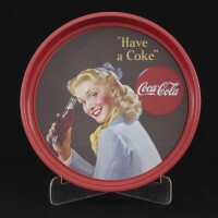 Lote 53 - COCA-COLA, BANDEJA EM METAL - Em folha metálica com decoração reproduzindo imagem publicitária antiga da marca "Have a Coke". Dim: 33 cm. Nota: sinais de uso