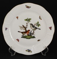 Lote 62 - HEREND, PRATO - Prato hungaro em porcelana, da marca Herend Hungary, com decorção floral, aves e borboletas e bordo pintado a dourado. Dim: 26 cm