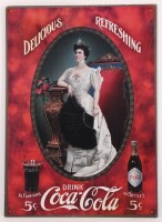 Lote 64 - COCA-COLA, PLACA PUBLICITÁRIA ESTILO VINTAGE - Placa em metal, decoração policromada "Delicious Refreshing Drink Coca-Cola", cópia de cartaz publicitário dos anos 20. Dim: 35x25 cm. Nota: sinais de uso