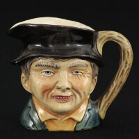 Lote 70 - TOBY JUG - Jarro em faiança em forma de figura masculina, decoração policromada. Dim: 10 cm. Nota: sinais de uso