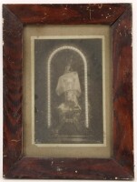 Lote 73 - IMAGEM DE NOSSA SENHORA - Fotografia sobre papel, motivo "Imagem de Nossa Senhora", datada de Abril 1932. Dim: mancha 25x16 cm. Dim: moldura 41x30 cm