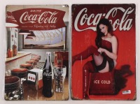 Lote 75 - COCA-COLA, PLACAS PUBLICITÁRIAS ESTILO VINTAGE - Conjunto de 2 placas em metal com decoração policromada, "Coca Cola - Enjoy That Refreshing New Feeling" e "Coca-Cola Ice Cold". Dim: 30x20 cm. Nota: sem uso