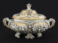 Lote 101 - CAPODIMONTE, TERRINA EM PORCELANA - Formato oval assente em 4 pés, decoração relevada alusiva às estações do ano com elementos florais em tom bege e dourado, pomo da tampa em forma de flor, marcada na base. Dim: 25x40x22 cm