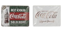 Lote 115 - COCA-COLA, PLACAS PUBLICITÁRIAS ESTILO VINTAGE - Conjunto de 2 placas em metal, decoração policromada e relevada, "Ice Cold Sold Here" e "Drink Coca-Cola Refresh Yourself". Ambas da Nostalgic-Art Made in Germany. Dim: 15x20 cm. Nota: sem uso, e