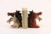 Lote 121 - CAVALOS, CERRA-LIVROS - Par de cerra-livros em resina bordeaux e bege em forma de cabeças de cavalos. Dim: 17x16x10 cm - 4