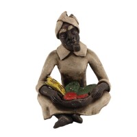 Lote 129 - FIGURA EM CERÂMICA - Figura de negro sentado com cachimbo e cesto de frutas. Decoração policromada. Dim: 14 cm