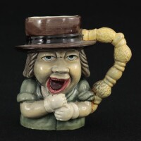 Lote 130 - TOBY MUG - Caneca em faiança em forma de figura com pega em relevo, decoração policromada, marcada na base. Dim: 11 cm