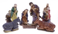 Lote 139 - FIGURAS DE PRESÉPIO - Conjunto de 9 figuras de presépio em resina, composto por José, Maria, menino Jesus na manjedoura, os 3 reis magos, pastor, o burro e a vaca. Dim 24 cm (José) e 7x13 cm manjedorua