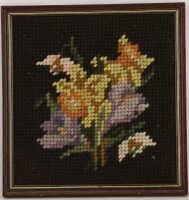 Lote 149 - FLORES - Tapeçaria de Arraiolos bordada a fio de lã, motivo "Flores". Dim: mancha 24x23 cm. Dim: moldura 27x26 cm