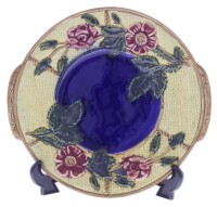 Lote 152 - PRATO EM FAIANÇA - Prato raso em faiança, de cor azul , com decoração floral e cesta a amarelo.Marcado na base "700" Dim.: 27x24 cm.