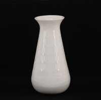 Lote 163 - KICHEN CRAFT, JARRA EM PORCELANA - Decoração monócroma branca, com relevos, marcada na base. Dim: 26 cm