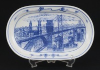 Lote 166 - VISTA ALEGRE, TRAVESSA EM PORCELANA - Decoração a azul com vistas das Cidades de Lisboa e do Porto. Dim: 22x35 cm. Nota: marca Nº 36 (1980-1992). Edição para os Telefones de Lisboa e Porto