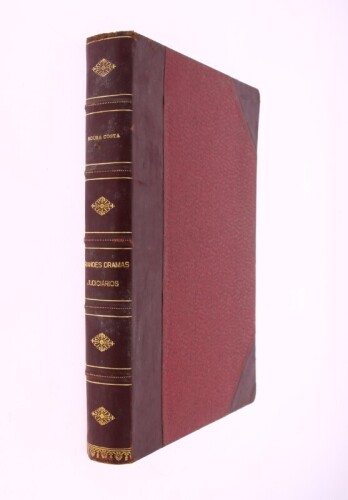 Lote 14 - GRANDES DRAMAS JUDICIÁRIOS - por Sousa Costa, " Grandes Dramas Judiciários. Tribunais Portugueses", Editorial O Primeiro de Janeiro, Porto, 1944. encadernação 1/2 de pele francesa com ferros a ouro na lombada. Exemplar idêntico à venda por € 165