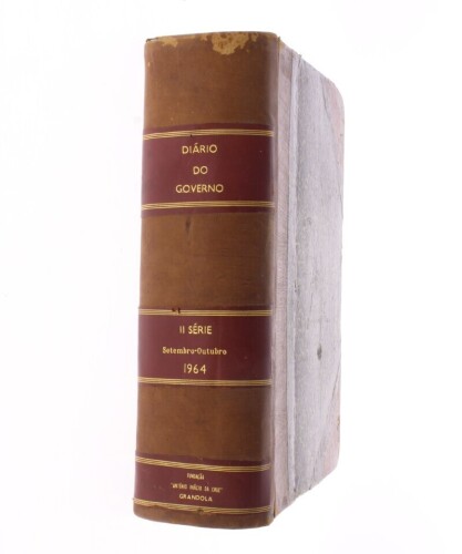 Lote 18 - "DIÁRIO DO GOVERNO" - Livro em pele com ferros e inscrições em ouro. Datado de 1964. II Série Setembro-Outubro. "Fundação António Inácio da Cruz" - Grandola. Dim. 31x23x9 cm Nota: com sinais de armazenamento