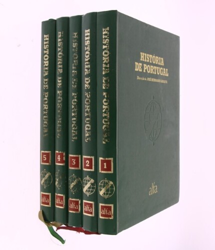 Lote 51 - HISTÓRIA DE PORTUGAL, LIVROS - 5 Vols. Dirigida por José Hermano Saraiva. Editora: Publicações Alfa, Lisboa, 1984. Dim: 30x24 cm. Encadernações editoriais com ferros a ouro e a seco. Profusamente ilustrados. Nota: falta do volume 6, obra incompl