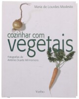 Lote 61 - "COZINHAR COM VEGETAIS", LIVRO - por Maria de Lourdes Modesto, de 2006, edição Verbo, de capa dura, ilustrado Nota: com sinais de uso e armazenamento