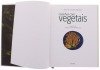 Lote 61 - "COZINHAR COM VEGETAIS", LIVRO - por Maria de Lourdes Modesto, de 2006, edição Verbo, de capa dura, ilustrado Nota: com sinais de uso e armazenamento - 2