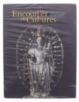 Lote 90 - "ENCOUNTER OF CULTURES. EIGHT CENTURIES OF PORTUGUESE MISSION WORK" - Por Maria Natália Correia Guedes. Livro novo e embalado. Exemplar idêntico (mas usado) está á venda por 61,83€. Encadernação do editor de capa dura. Ilustrado no texto impres