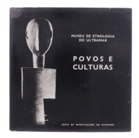 Lote 111 - "POVOS E CULTURAS", LIVRO - por Museu de Etnologia do Ultramar, de 1972, edição da Junta de Investigação do Ultramar, capa brochura, ilustrado. Nota: com sinais de armazenamento