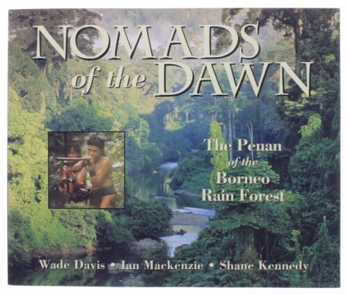 Lote 188 - "NOMADS OF THE DAWN - THE PENAN OF THE BORNEO RAIN FOREST", LIVRO - por Wade Davis, Ian Mackenzie e Shane Kennedy, de 1995, edição Pomegranete Artbooks, capa brochura, ilustrado, textos em inglês. Nota: com sinais de armazenamento