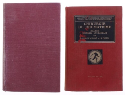 Lote 203 - CONJUNTO DE 2 LIVROS - Conjunto de livros de medicina, composto pelos seguintes títulos "Chirurgie du Rhumatisme", por R. Merle D`Aubigne e M. Postel e "Surgery", por Sir Zachary Cope, livros de capa dura. Nota: com sinais de uso e armazenamen