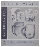 Lote 211 - "THE THINGS WE SEE - POTERY & GLASS", LIVRO - por Bernard Hollowood, edição Penguin Books, capa mole, ilustrado. Nota: com sinais de armazenamento