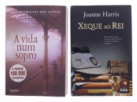 Lote 247 - CONJUNTO DE 2 LIVROS - Conjunto de livros com os seguintes títulos " A vida num sopro" de José Rodrigues dos Santos e "Xeque ao Rei" de Joanne Harris. Nota: com sinais de uso e armazenamento