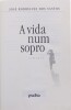 Lote 247 - CONJUNTO DE 2 LIVROS - Conjunto de livros com os seguintes títulos " A vida num sopro" de José Rodrigues dos Santos e "Xeque ao Rei" de Joanne Harris. Nota: com sinais de uso e armazenamento - 2