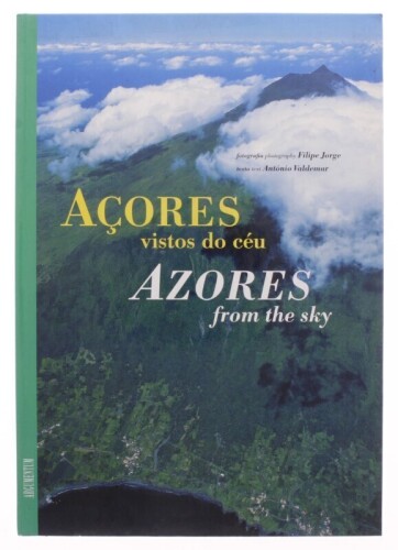 Lote 248 - "AÇORES VISTO DO CÉU", LIVRO - Por António Valdemar (texto) e Filipe Jorge (fotografia), edição Argumentum, capa dura, de 2000, livro bilingue (português/inglès). Nota: com sinais de uso e armazenamento