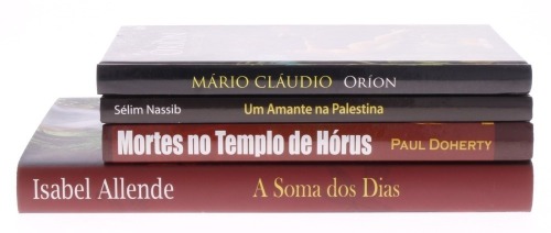 Lote 275 - CONJUNTO DE LIVROS - Conjuto composto por 4 livros com os títulos "Oríon", de Mário Claudio, "Um amante na Palestina", por Sélim Nassib, "Mortes no templo de Hórus", por Paul Doherty e "A soma dos Dias" por Isabel Allende, livros de capa dura. 