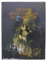 Lote 306 - "OS MAIS BELOS CASTELOS DE PORTUGAL", LIVRO - Por Júlio Gil (texto) e Augusto Cabrita (fotografia), edição Verbo, capa dura, de 1986, ilustrado. Nota: com sinais de uso e armazenamento