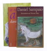 Lote 330 - CONJUNTO DE 3 LIVROS - Conjunto composto pelos livros "Inventem-se novos país" de Daniel Sampaio, "A razão dos avós" de Daniel Sampaio e "Difícil é senté-los - A educação de Marçal Grilo" por Dulce Neto. Nota: com sinais de uso e armazenamento