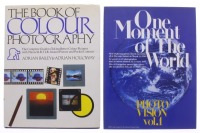 Lote 334 - CONJUNTO DE 2 LIVROS - Conjunto composto pelos livros "The book of colour photography" por Adrian Bailey & Adrian Hoolloway e "One moment of the world - Photo Vision vol. 1". Nota: com sinais de uso e armazenamento