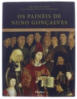 Lote 349 - "OS PAINÉIS DE NUNO GONÇALVES" - Edição numerada (236) e assinada pelos autores: Jorge Filipe de Almeida e Maria Manuel Barroso de Albuquerque. Livro igual à venda por 62,58 €. Verbo. 2003. Encadernação de capa dura com sobrecapa a cores. Profu