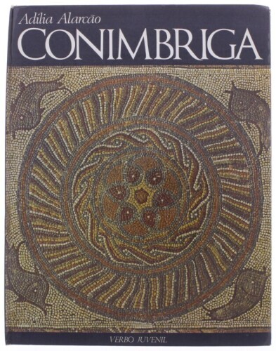 Lote 364 - "CONIMBRIGA", LIVRO - por Adília Alarcão, de 1971, edição da Verbo Juvenil, capa dura, ilustrado. Nota: com sinais de armazenamento