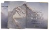 Lote 375 - "LAST CLIMB - THE LEGENDARY EVEREST EXPEDITIONS OF GEORGE MALLORY", LIVRO - por Wade Davis, Ian Mackenzie e Shane Kennedy, de 1999, edição National Geographic, capa dura, ilustrado, tetxos em inglês. Nota: com sinais de armazenamento - 2