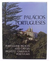 Lote 412 - "PALÁCIOS PORTUGUESES", LIVRO - Por Raul Lino, edição da Secretaria de Estado da Comunicação Social, capa dura, de 1976, livro trilingue (português/inglès/francês), ilustrado. Nota: com sinais de uso e armazenamento