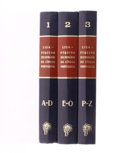 Lote 438 - "LISA - PEQUENO DICIONÁRIO DA LÍNGUA PORTUGUESA. [3 VOLS.]" - J, Carvalho e Vicente Peixoto. Com 1066, [i] págs. em numeração contínua do primeiro para o último volume. Encadernação do editor em pele e de capa dura. Bem Conservado. Conjunto igu