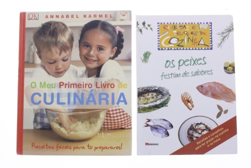 Lote 439 - CONJUNTO DE 2 LIVROS - Conjunto composto por "Receitas e truques de Cozinha - os peixes festim de sabores" e "O meu primeiro livro de culinária". Nota: com sinais de armazenamento