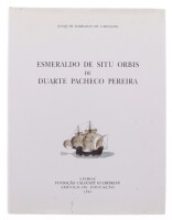 Lote 451 - "ESMERALDO DE STU ORBIS DE DUARTE PACHECO PEREIRA", LIVRO - por Joaquim Barradas de Carvalho, de 1991, edição da Fundação Calouste Gulbenkian, capa dura. Nota: com sinais de uso e armazenamento