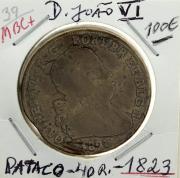 Lote 518 - Moeda de bronze de D. João VI - PATACO ( 40 Reis) - de 1823, Mbc., cujo valor de cat., ( R. Silva, “Moedas de Portugal”, pág. 143), é de 100 euros.