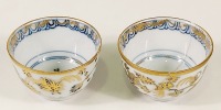 Lote 23 - PAR DE TACINHAS EM PORCELANA MEISSEN DE 1730 - com decoração pintada à mão a azul sob o vidrado e a ouro sobre o vidrado, usada em 1730 e marcadas na base com o símbolo da fábrica de porcelana de Meissen no século XVIII. Uma das tacinhas partida